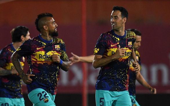 Arturo Vidal Sergio Busquets FC Barcelona training