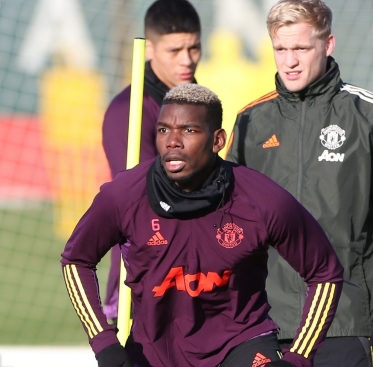 Paul Pogba and Van de Beek in training