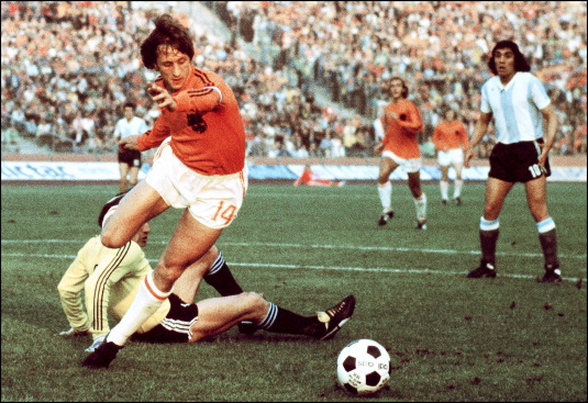 Johan Cryuff dribbles past a goalkeeper