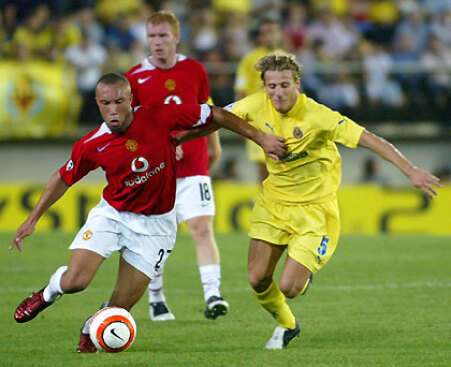 Mikel Silverstre battles with Diego Forlan for the ball