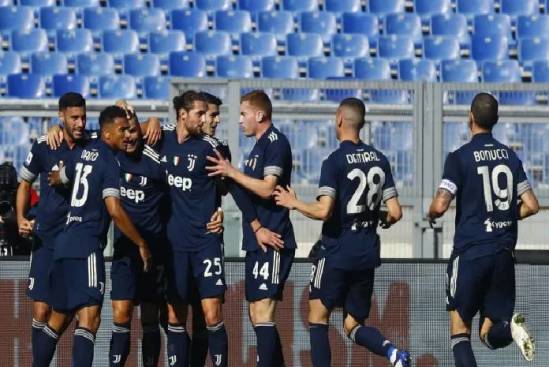 Ronaldo celebrates with his teammates after scoring against lazio