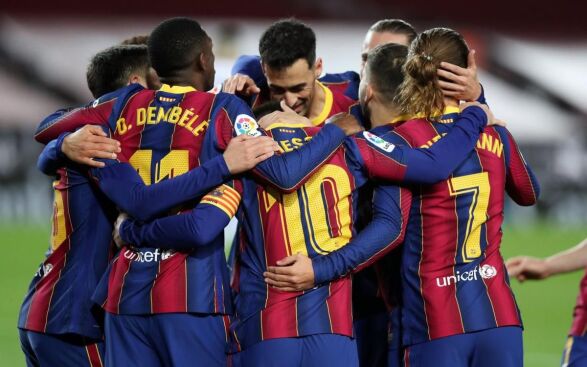 Barcelona team huddle