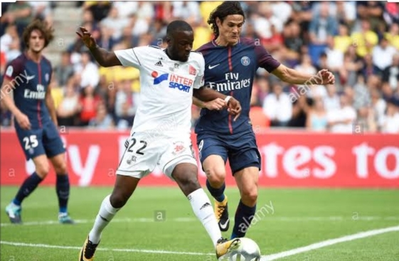 Ndombele battles with Edinson Cavani for the ball 