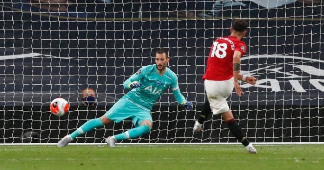 Bruno Fernandes slotting his penalty past  Hugo Lloris