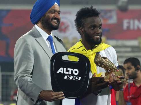 Stiven Mendoza being presented with the Golden Boot trophy 