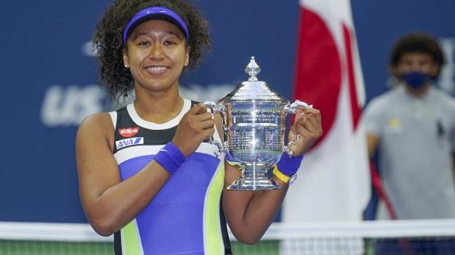 Naomi Osaka with US Open trophy