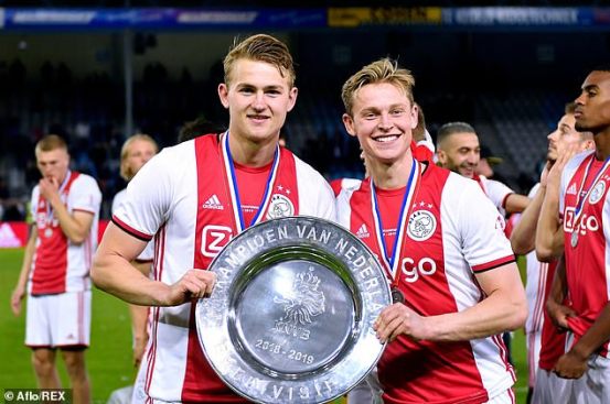 Frenkie De Jong with the Eredevisie Trophy