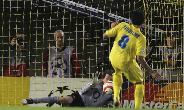 Lehmann saves penalty from Riquelme