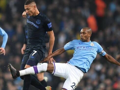 Fernandinho tries to stop Richarlison