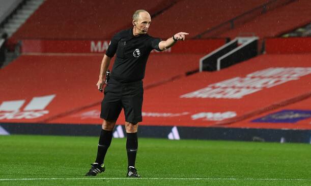 Mike Dean pointing to the spot