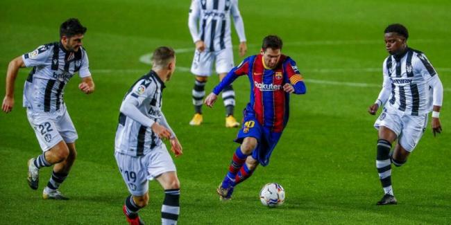 Messi dribbling past Levante players