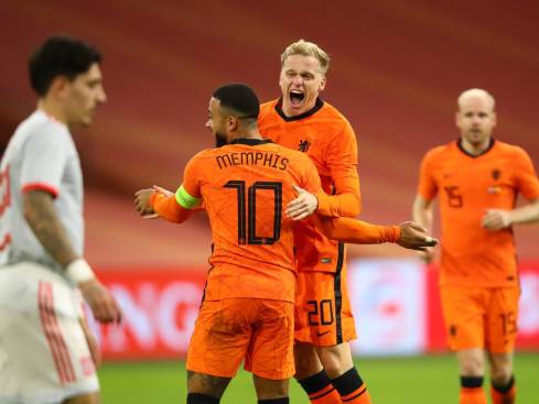Van De Beek celebrates his goal against Spain