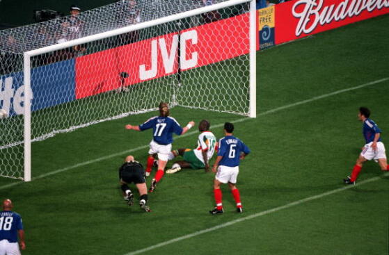 Senegal take the lead against France courtesy of a Papa Bouba Diop goal