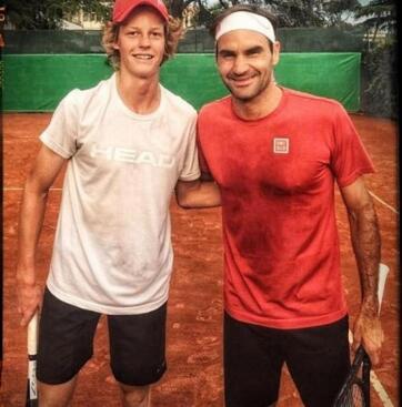Jannik Sinner poses with his idol Roger Federer