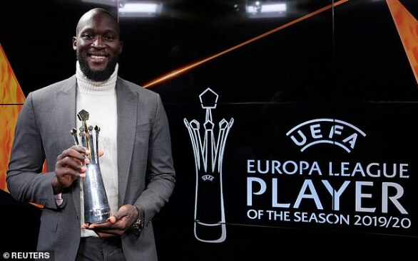 Romelu Lukaku with Europa League Player of the season award