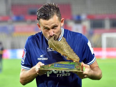 Nerijus Valskis with the Golden Boot Trophy