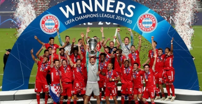 Bayern lifting the champions league trophy