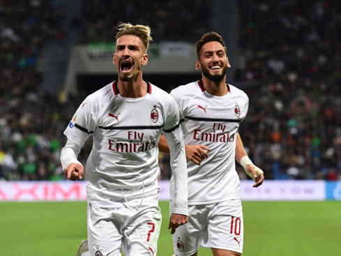 Samu Castillejo Hakan Calhanoglu Milan