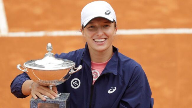 Iga Swiatek with the Rome Masters Trophy