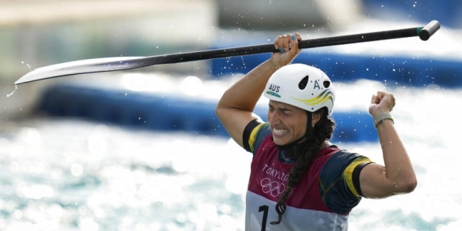 jessica fox winning the gold medal the C1 Canoe Slalom in the Tokyo Olympics