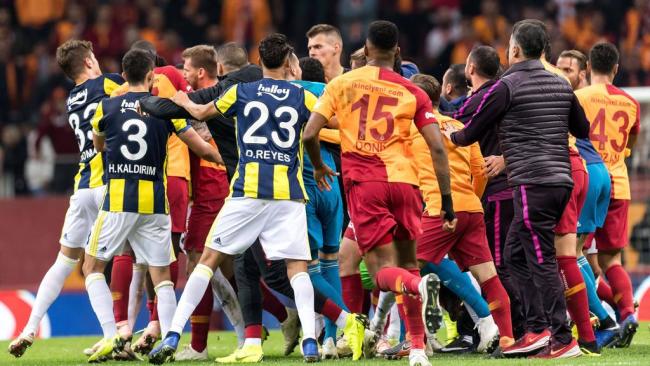Galatasaray vs Fenerbahce fight