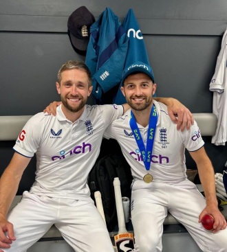 Chris Woakes and Mark Wood. England won the 3rd Test and keep the Ashes alive