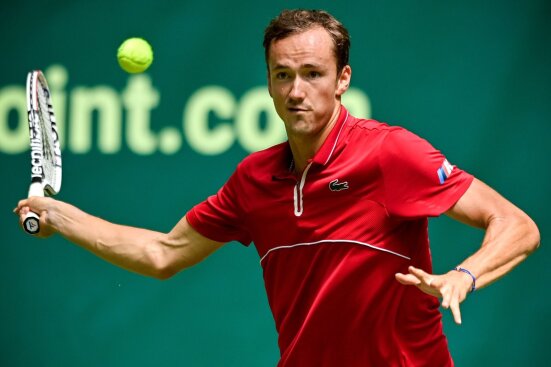 Medvedev hammering a forehand in the ATP-250 Mallorca Open.